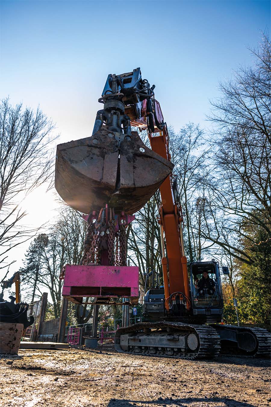 Transport des TIBATEK®-Kettenständers mit Hilfe eines Baggers