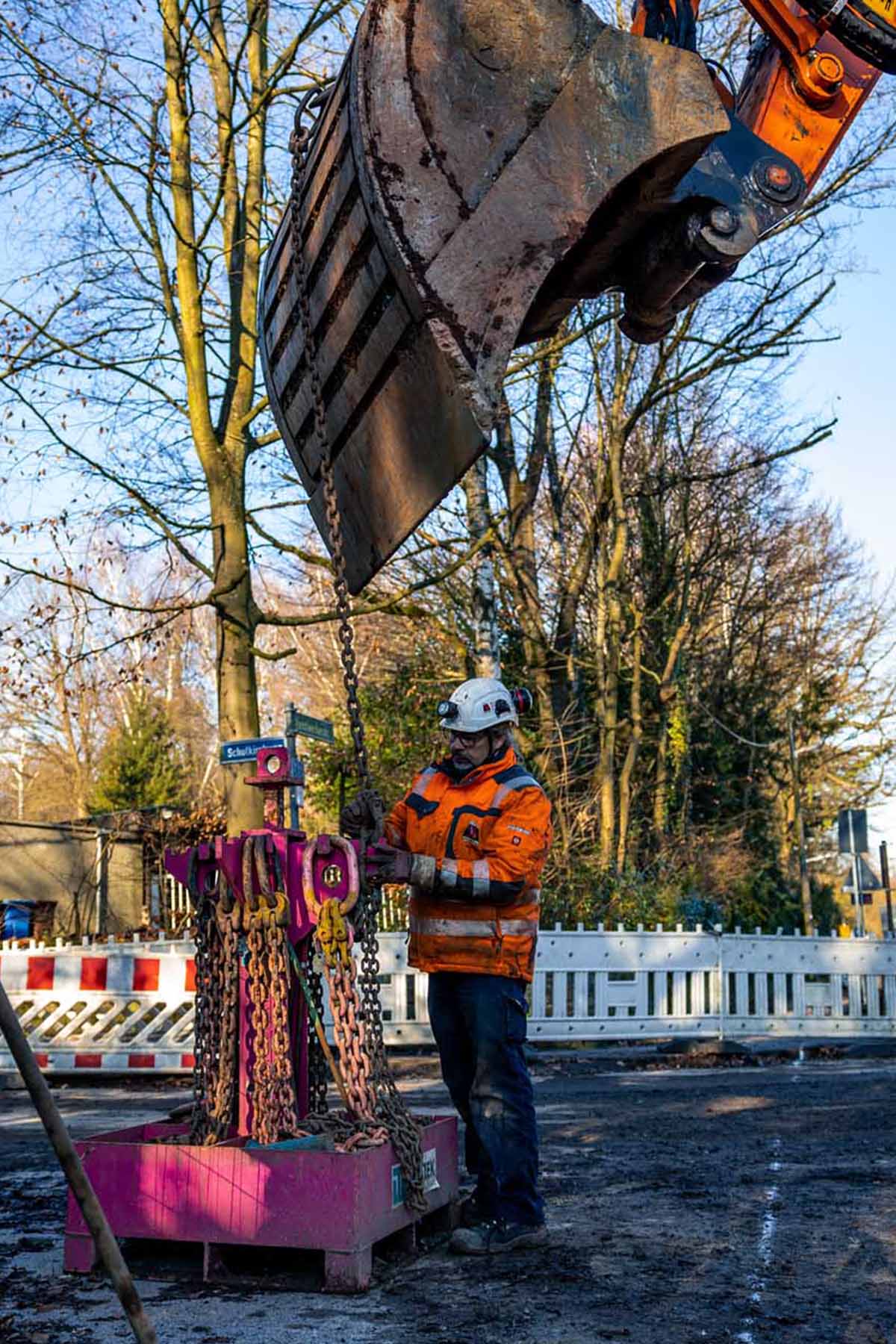 Einsatz des Kettenständers auf einer Baustelle